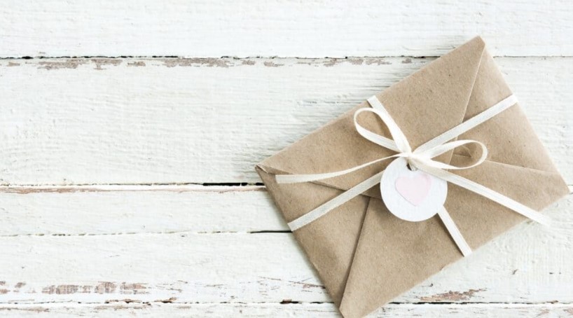 What is an email newsletter. Photo of a traditional envelope with a bow